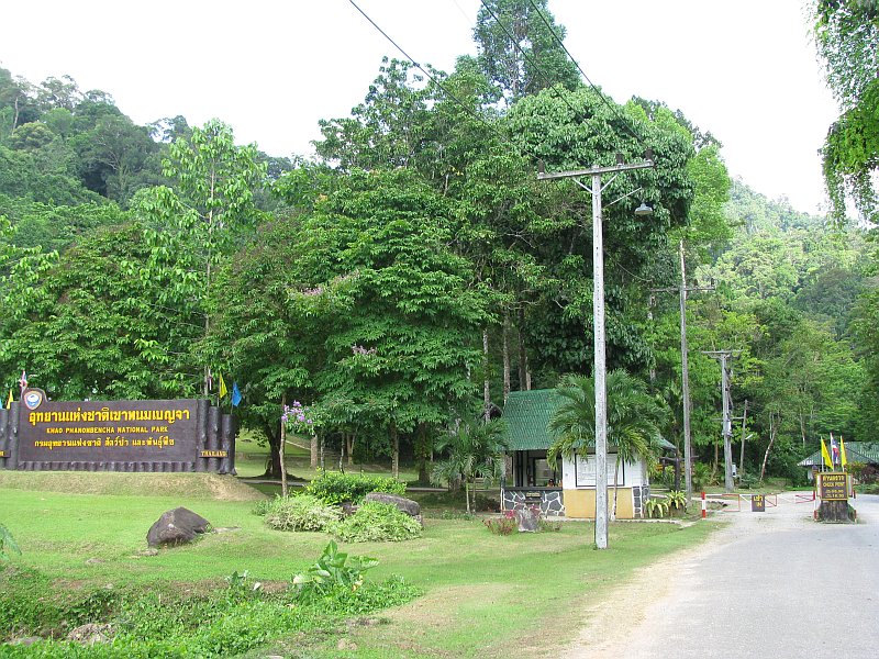 Khao Phanom Bencha Nationalpark -  pepflegtes Verwaltungsgebäude für den Dschungel