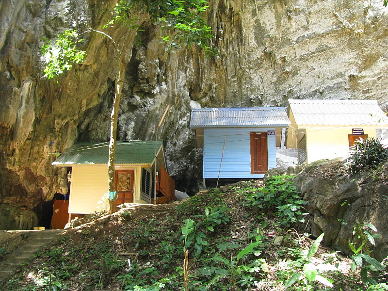 Kleine Hütte für  die Mönche am Rande des Dschungels unter einer Höhle