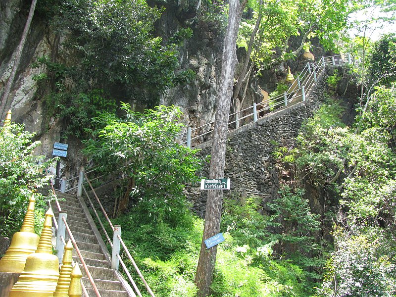 Feinsäuberlich, 1237 steile Stufen mit Geländer auf den Gipfel